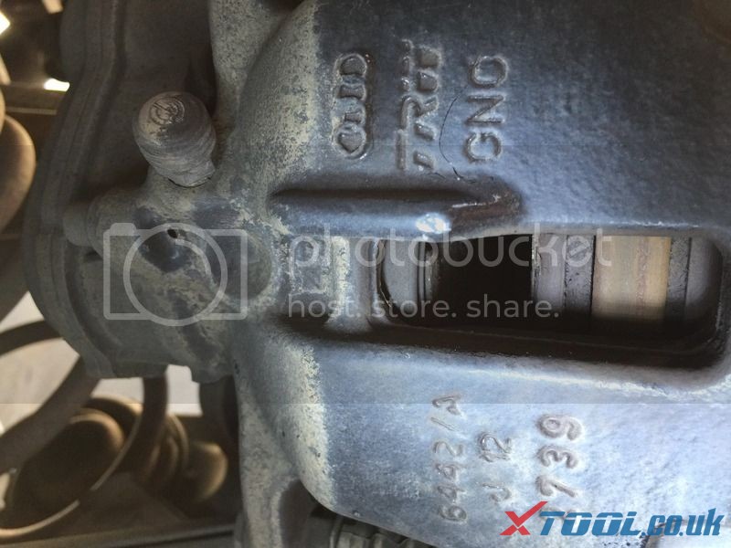 How to Replace Audi brake pad with Xtool V401 10